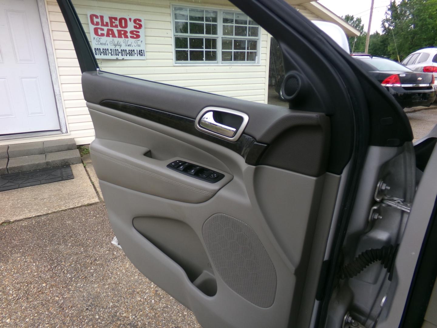 2011 Gray /Gray Jeep Grand Cherokee Laredo 2WD (1J4RS4GG4BC) with an 3.6L V6 DOHC 24V engine, 5-Speed Automatic transmission, located at 401 First NE, Bearden, AR, 71720, (870) 687-3414, 33.726528, -92.611519 - Photo#6